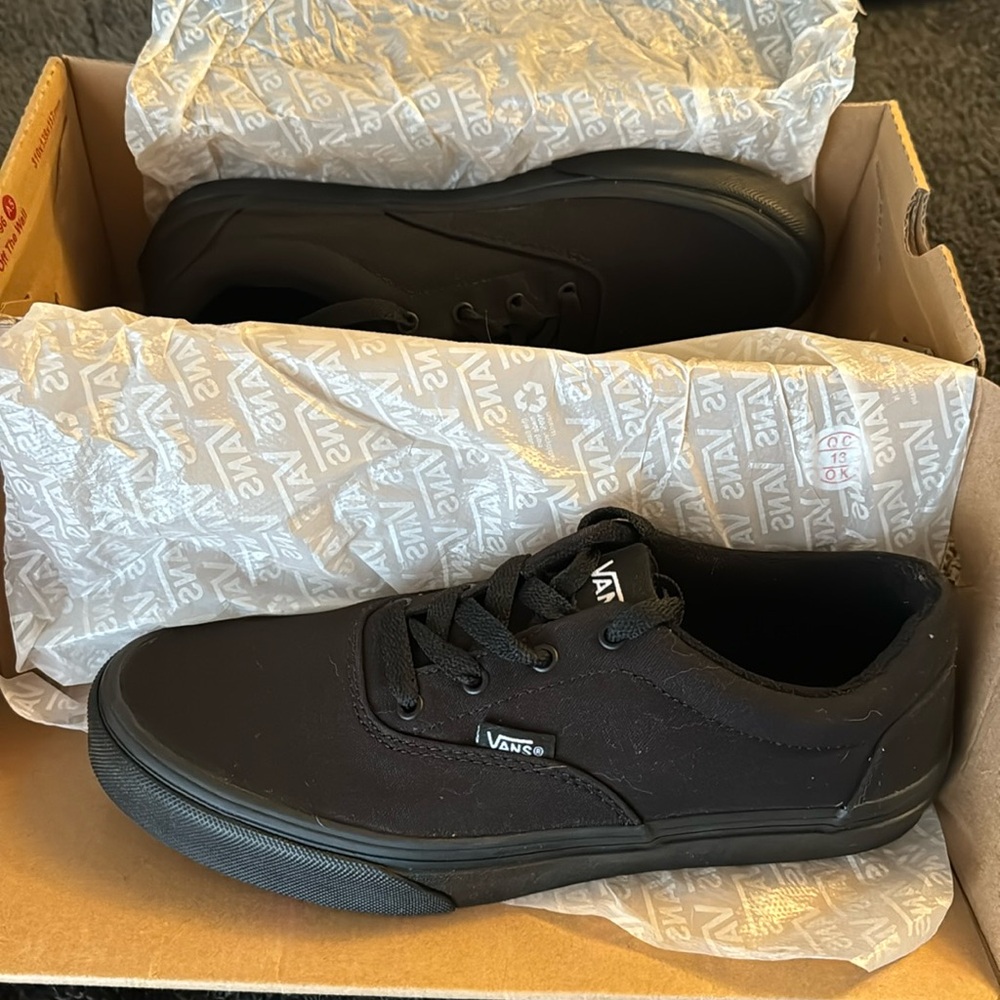 New in box SZ 6 Black Vans Doheny